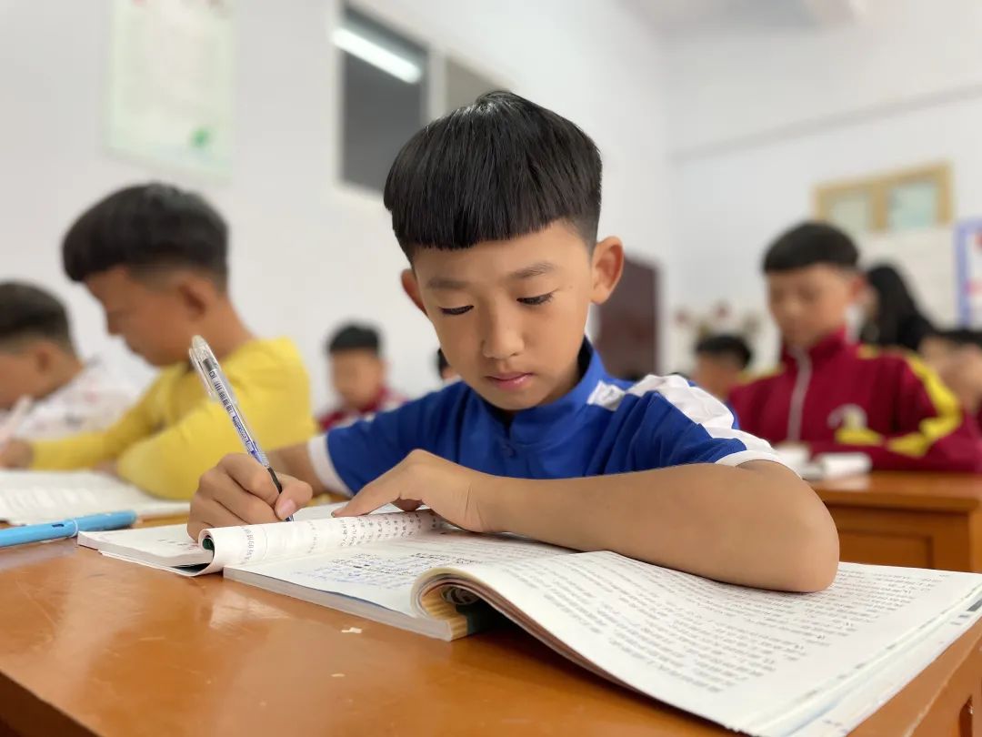 「美麗鵝坡」我校學生任澤一參演電影《我和我的父輩》