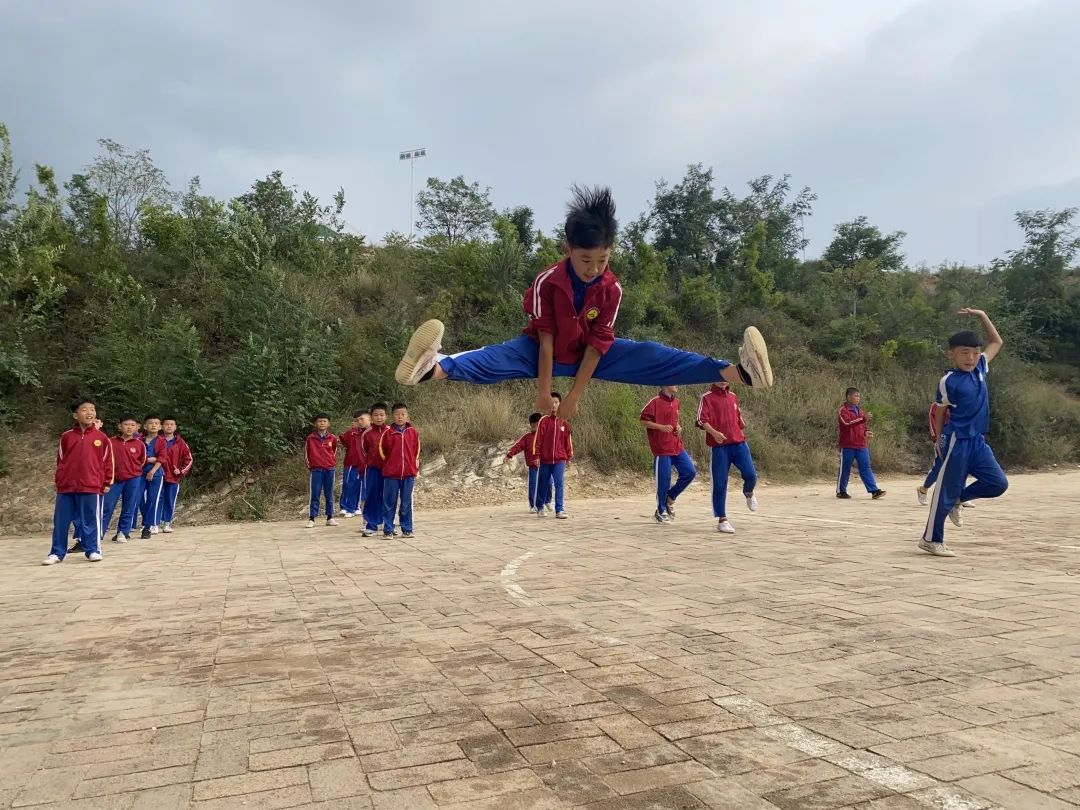 「美麗鵝坡」我校學生任澤一參演電影《我和我的父輩》