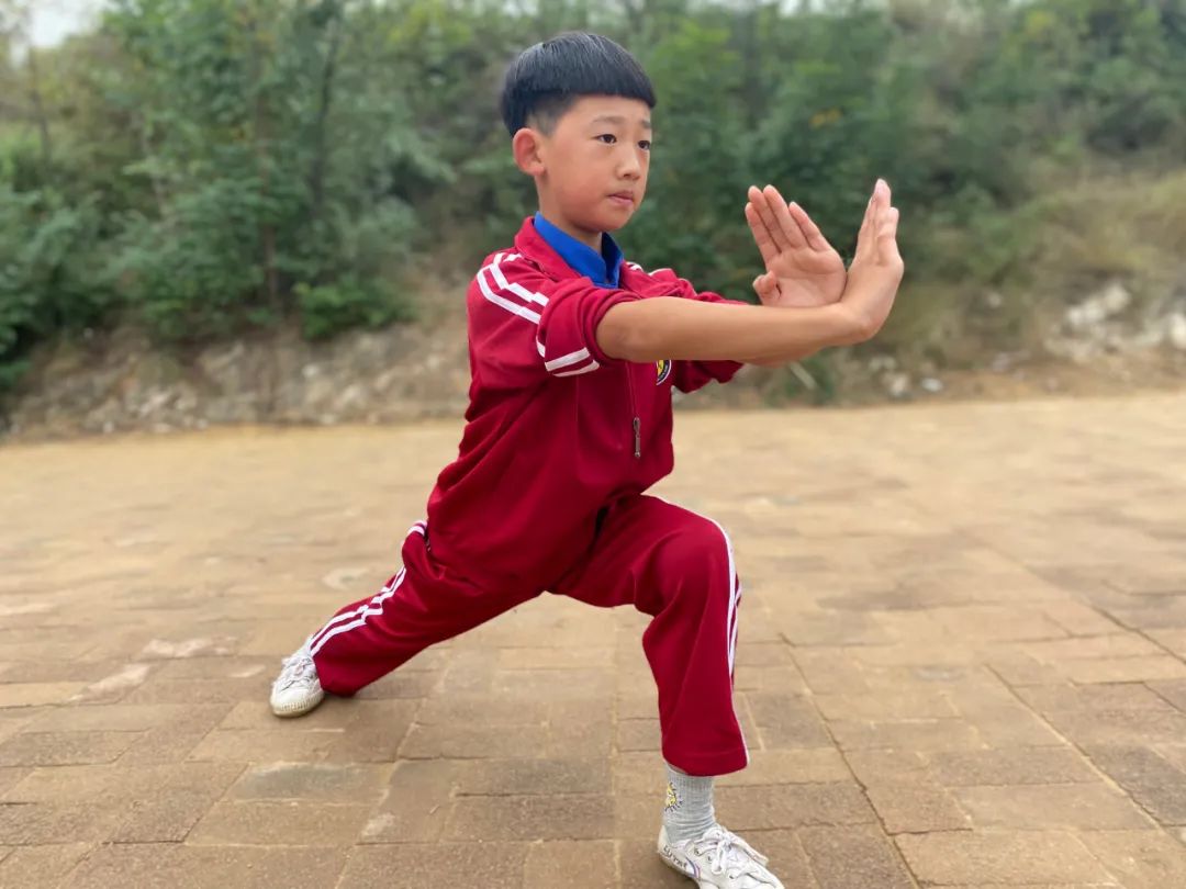 「美麗鵝坡」我校學生任澤一參演電影《我和我的父輩》